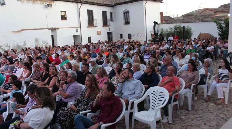 Esquivias clausura el X Certamen de Teatro Aficionado con la entrega de premios y el musical de los 80s y 90s.