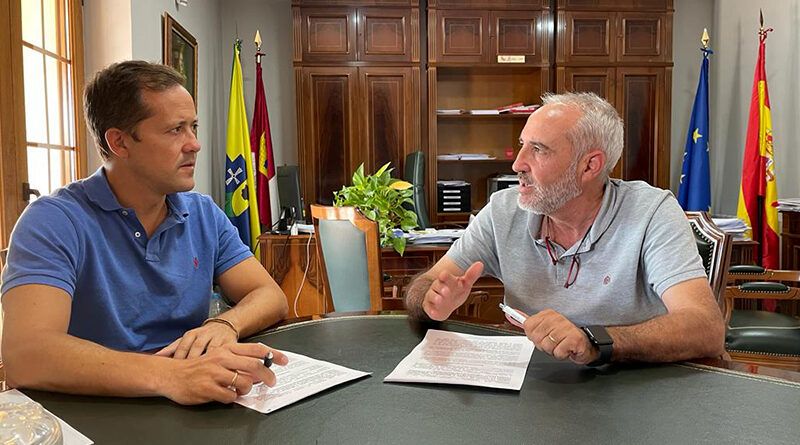 Carlos Velázquez en su visita a Pantoja, con Julián Torrejón