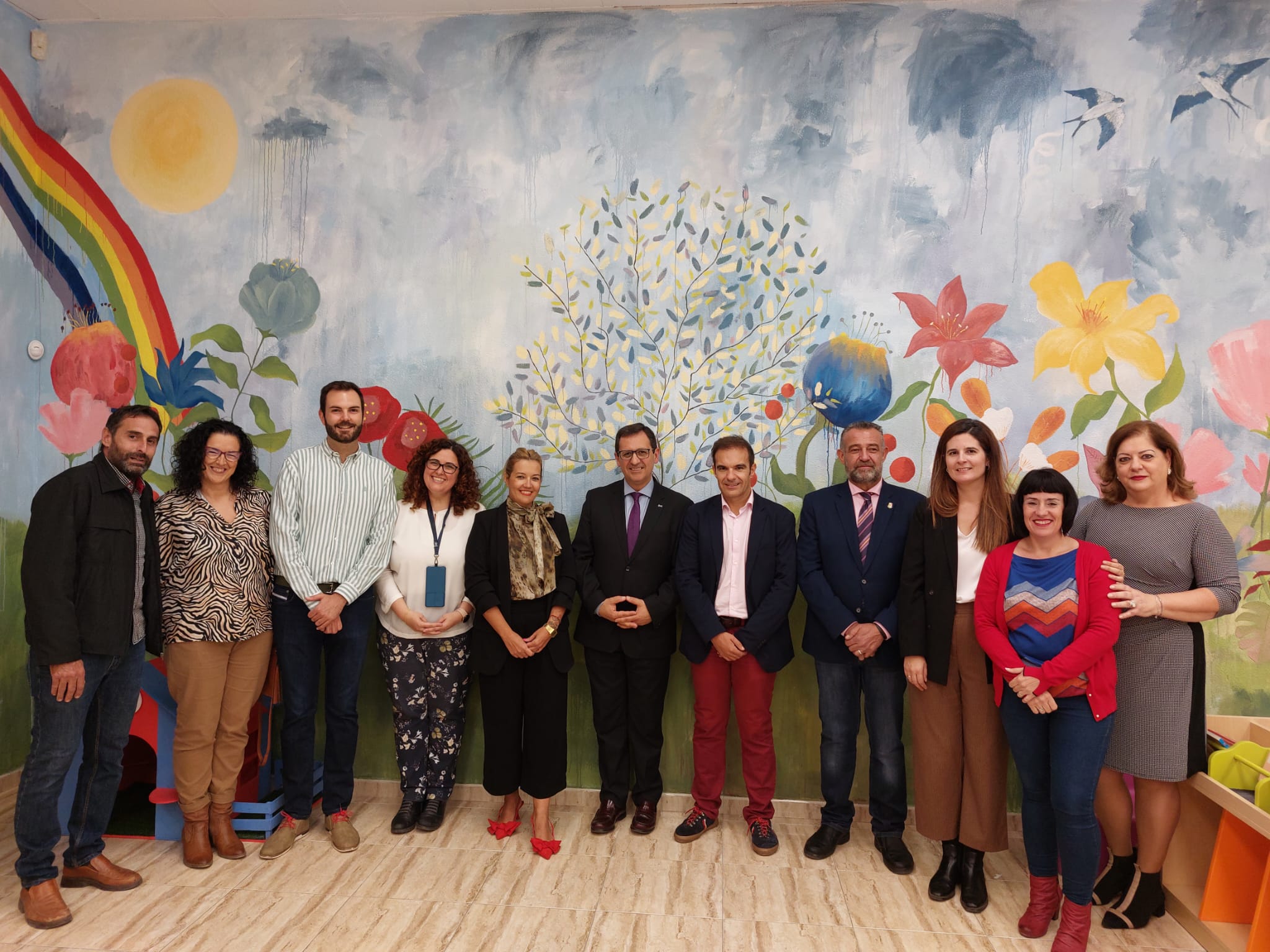 FOTO FAMILIA EN MURAL BIBLIOTECA UGENA