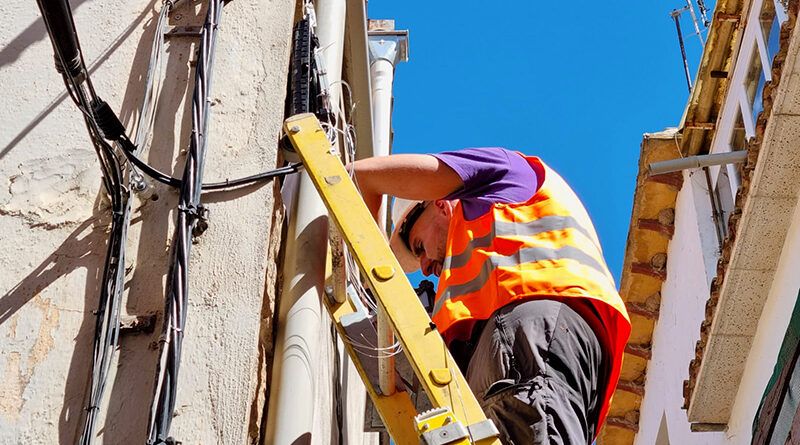 Técnicos de Adamo en plena instalación de su fibra óptica en el ámbito rural