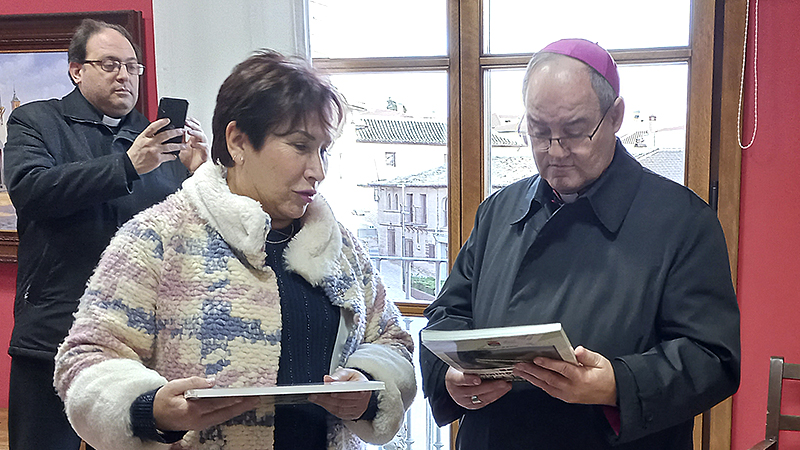 El Arzobispo de Toledo intercambia libros con la alcaldesa de Bargas