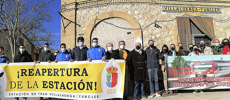 Cabecera de la manifestación por la apertura de la estación Villaluenga - Yuncler