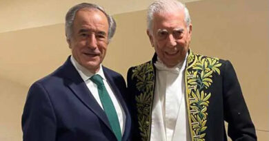 Puy du Fou acompañó al Nobel Vargas Llosa en la toma de posesión de su silla en la Academia Francesa.