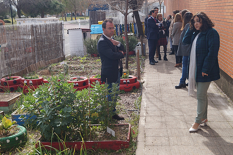 El huerto escolar está empezando a dar sus frutos.