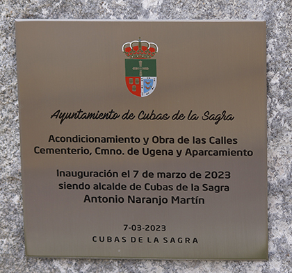 Placa de inauguración en la calle cementerio de Cubas de la Sagra