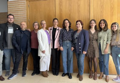 Aitana Sánchez–Gijón y Elena Rivera tienen un encuentro con jóvenes de Bargas
