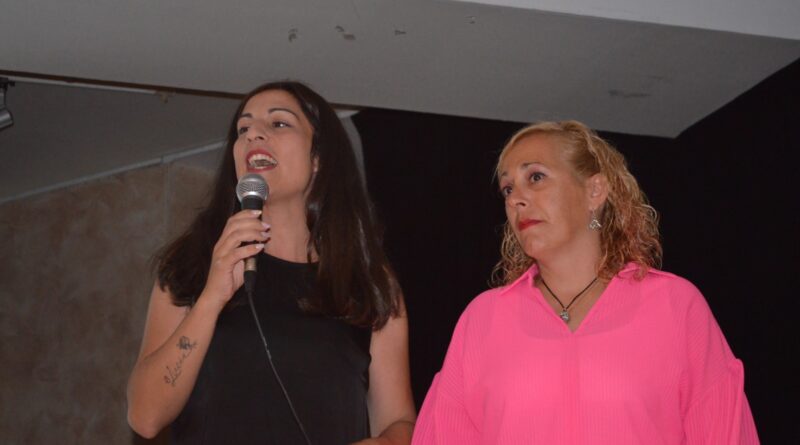Unión del Pueblo Viseño (UPVI) organizó en la tarde del viernes un acto para acercar a sus candidatos a los viseños y viseñas, un acto que podríamos llamar de presentación de candidatura pero que, como en su intervención ante los asistentes dijo su candidata a la alcaldía, María Jiménez Campiñez, “esto no es una presentación al uso, donde la gente se sentaba a escuchar a los políticos sino un momento para compartir, para conocerse, acercarse y escuchar a nuestros vecinos y vecinas que ya que durante la campaña electoral habrá tiempo de política y programa”. Y así fue el acto, un cordial intercambio de impresiones, con un cortador de jamón preparando platos para ser degustados acompañados de un vino español, la intervención de la candidata sobre el escenario junto a su número 2, Arancha González para dar paso a un video de presentación de la candidatura y a su finalización, la foto de familia del equipo que aspira a regir los destinos de su pueblo durante la próxima legislatura.