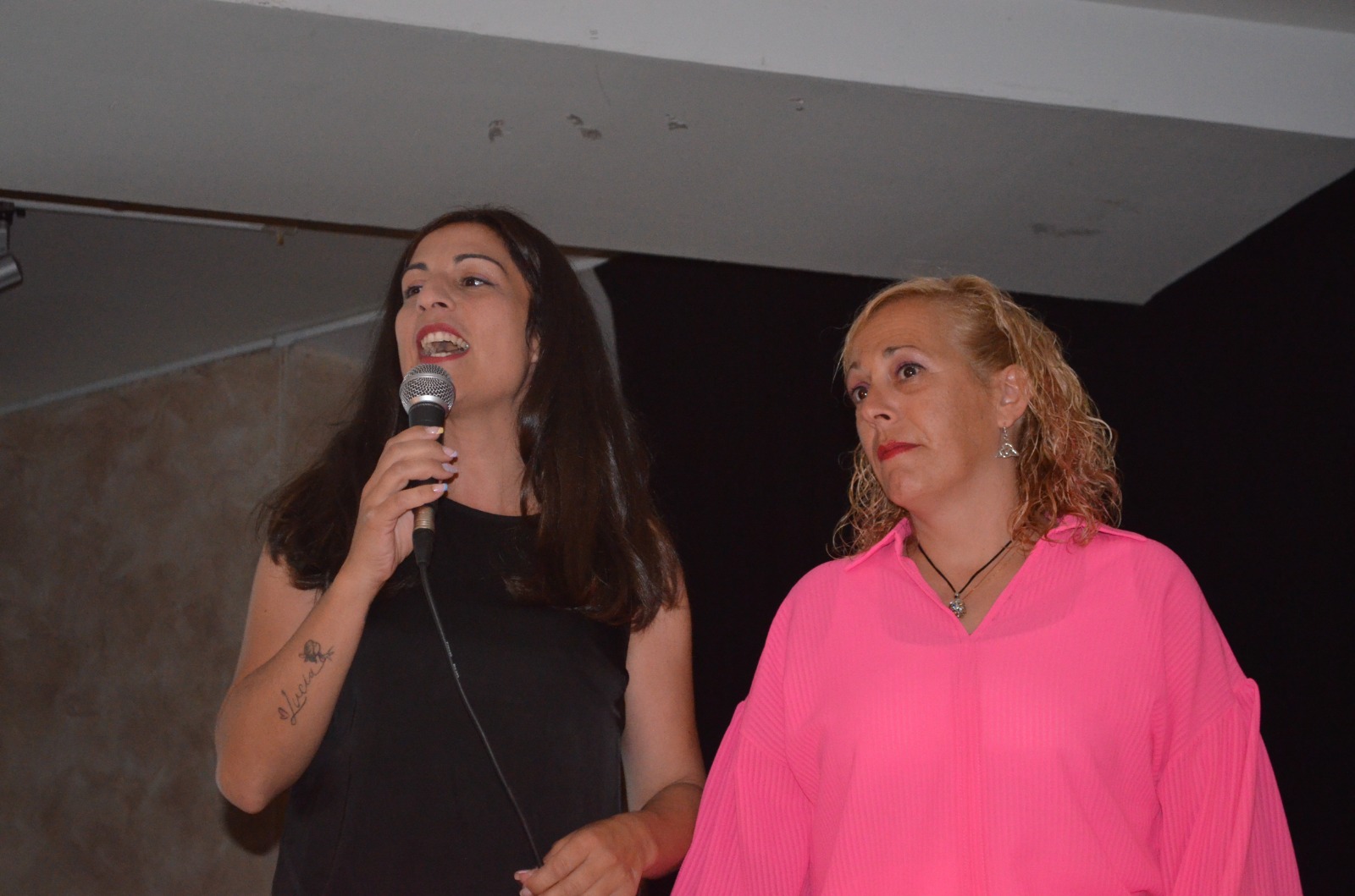 Unión del Pueblo Viseño (UPVI) organizó en la tarde del viernes un acto para acercar a sus candidatos a los viseños y viseñas, un acto que podríamos llamar de presentación de candidatura pero que, como en su intervención ante los asistentes dijo su candidata a la alcaldía, María Jiménez Campiñez, “esto no es una presentación al uso, donde la gente se sentaba a escuchar a los políticos sino un momento para compartir, para conocerse, acercarse y escuchar a nuestros vecinos y vecinas que ya que durante la campaña electoral habrá tiempo de política y programa”. Y así fue el acto, un cordial intercambio de impresiones, con un cortador de jamón preparando platos para ser degustados acompañados de un vino español, la intervención de la candidata sobre el escenario junto a su número 2, Arancha González para dar paso a un video de presentación de la candidatura y a su finalización, la foto de familia del equipo que aspira a regir los destinos de su pueblo durante la próxima legislatura.