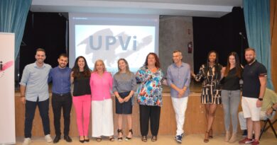 Unión del Pueblo Viseño (UPVI) organizó en la tarde del viernes un acto para acercar a sus candidatos a los viseños y viseñas, un acto que podríamos llamar de presentación de candidatura pero que, como en su intervención ante los asistentes dijo su candidata a la alcaldía, María Jiménez Campiñez, “esto no es una presentación al uso, donde la gente se sentaba a escuchar a los políticos sino un momento para compartir, para conocerse, acercarse y escuchar a nuestros vecinos y vecinas que ya que durante la campaña electoral habrá tiempo de política y programa”. Y así fue el acto, un cordial intercambio de impresiones, con un cortador de jamón preparando platos para ser degustados acompañados de un vino español, la intervención de la candidata sobre el escenario junto a su número 2, Arancha González para dar paso a un video de presentación de la candidatura y a su finalización, la foto de familia del equipo que aspira a regir los destinos de su pueblo durante la próxima legislatura.