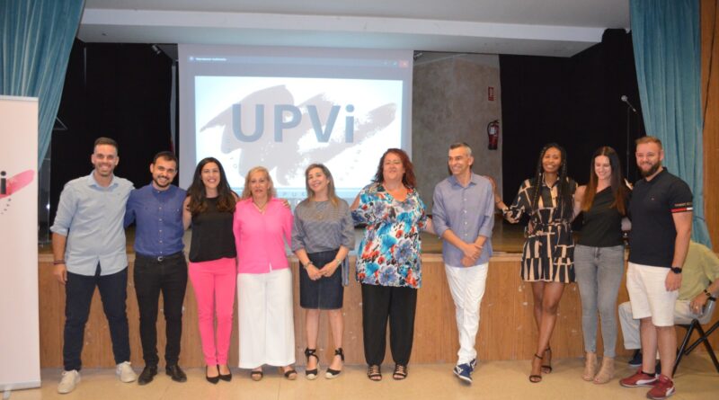 Unión del Pueblo Viseño (UPVI) organizó en la tarde del viernes un acto para acercar a sus candidatos a los viseños y viseñas, un acto que podríamos llamar de presentación de candidatura pero que, como en su intervención ante los asistentes dijo su candidata a la alcaldía, María Jiménez Campiñez, “esto no es una presentación al uso, donde la gente se sentaba a escuchar a los políticos sino un momento para compartir, para conocerse, acercarse y escuchar a nuestros vecinos y vecinas que ya que durante la campaña electoral habrá tiempo de política y programa”. Y así fue el acto, un cordial intercambio de impresiones, con un cortador de jamón preparando platos para ser degustados acompañados de un vino español, la intervención de la candidata sobre el escenario junto a su número 2, Arancha González para dar paso a un video de presentación de la candidatura y a su finalización, la foto de familia del equipo que aspira a regir los destinos de su pueblo durante la próxima legislatura.