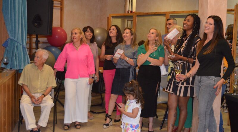 Unión del Pueblo Viseño (UPVI) organizó en la tarde del viernes un acto para acercar a sus candidatos a los viseños y viseñas, un acto que podríamos llamar de presentación de candidatura pero que, como en su intervención ante los asistentes dijo su candidata a la alcaldía, María Jiménez Campiñez, “esto no es una presentación al uso, donde la gente se sentaba a escuchar a los políticos sino un momento para compartir, para conocerse, acercarse y escuchar a nuestros vecinos y vecinas que ya que durante la campaña electoral habrá tiempo de política y programa”. Y así fue el acto, un cordial intercambio de impresiones, con un cortador de jamón preparando platos para ser degustados acompañados de un vino español, la intervención de la candidata sobre el escenario junto a su número 2, Arancha González para dar paso a un video de presentación de la candidatura y a su finalización, la foto de familia del equipo que aspira a regir los destinos de su pueblo durante la próxima legislatura.