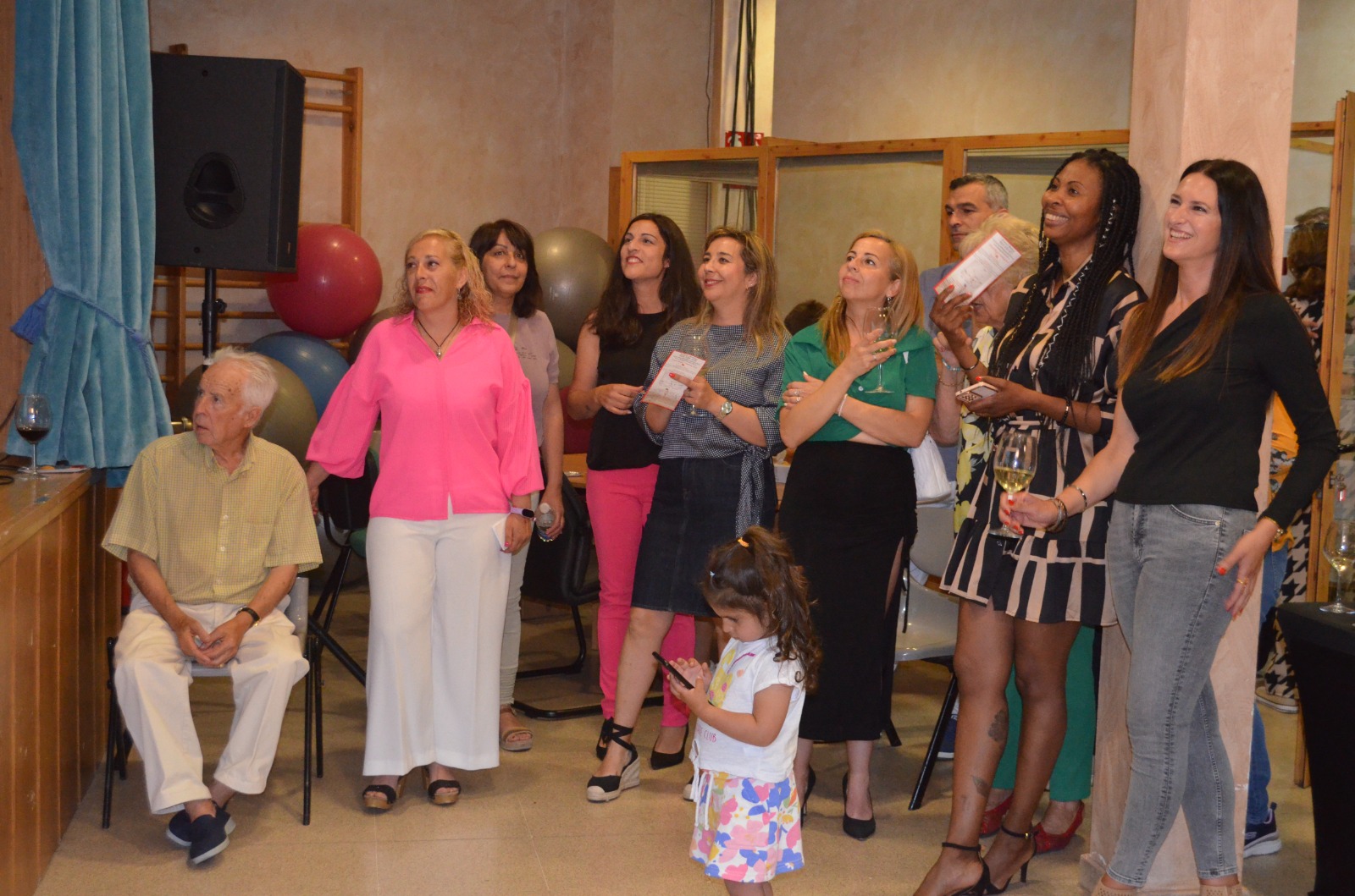 Unión del Pueblo Viseño (UPVI) organizó en la tarde del viernes un acto para acercar a sus candidatos a los viseños y viseñas, un acto que podríamos llamar de presentación de candidatura pero que, como en su intervención ante los asistentes dijo su candidata a la alcaldía, María Jiménez Campiñez, “esto no es una presentación al uso, donde la gente se sentaba a escuchar a los políticos sino un momento para compartir, para conocerse, acercarse y escuchar a nuestros vecinos y vecinas que ya que durante la campaña electoral habrá tiempo de política y programa”. Y así fue el acto, un cordial intercambio de impresiones, con un cortador de jamón preparando platos para ser degustados acompañados de un vino español, la intervención de la candidata sobre el escenario junto a su número 2, Arancha González para dar paso a un video de presentación de la candidatura y a su finalización, la foto de familia del equipo que aspira a regir los destinos de su pueblo durante la próxima legislatura.