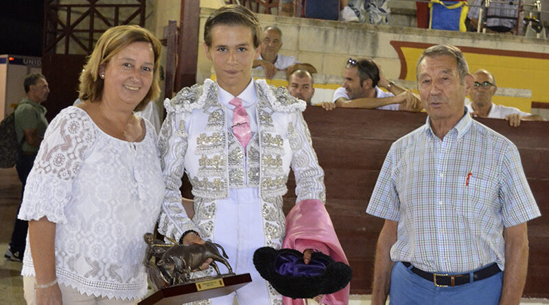 Conchi Cedillo con Raúl Jerez, ganador de la novillada sin picadores en Borox