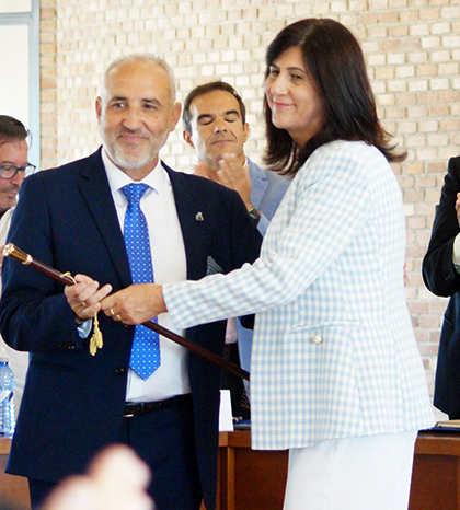 Julián Torrejón recibe el baston de mando de la mancomunidad