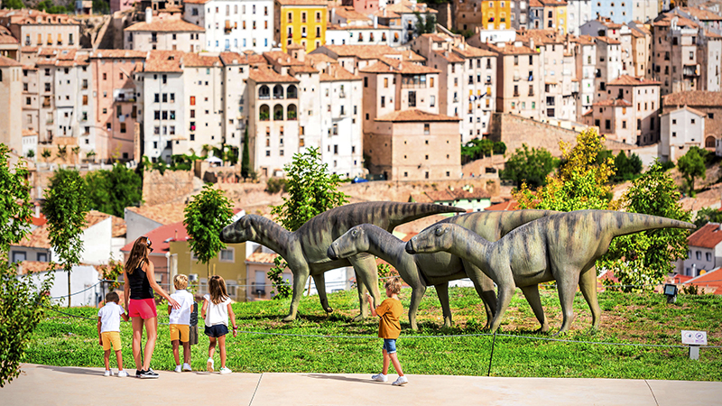 Tierra de dinosaurios. El patrimonio paleontológico de Castilla-La Mancha se extiende por todo el territorio castellano-manchego, existiendo una buena muestra de éste en el Museo de Paleontología de CLM, el MUPA. Además, en la provincia de Cuenca se encuentran dos de los yacimientos paleontológicos más importantes del Cretácico de Europa Occidental: Las Hoyas y Lo Hueco. 