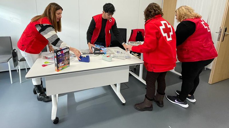 Voluntarios de Cruz Roja envolviendo regalos