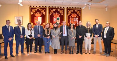 Acto institucional en Carranque para la entrega del bastón de mando. El Ayuntamiento de Carranque celebró en la tarde de ayer un acto institucional para la entrega del bastón de mando a la alcaldesa, Amelia Guzmán y las medallas y pines corporativos a toda la Corporación municipal.