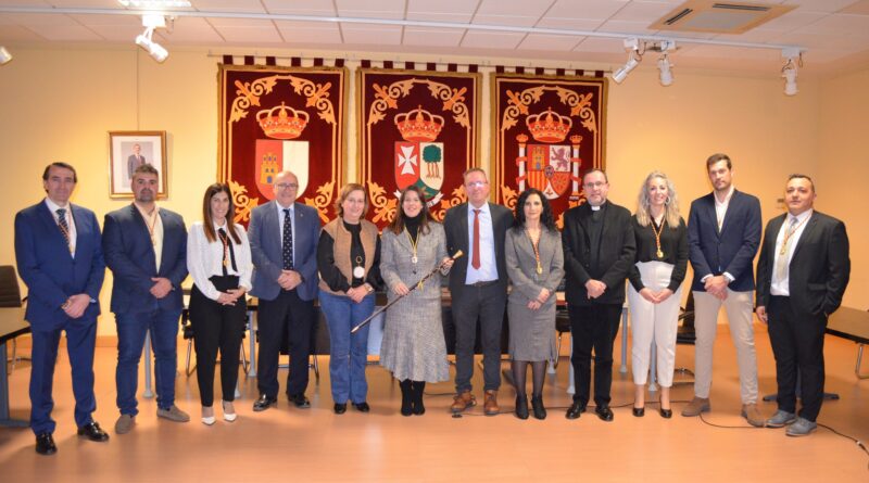 Acto institucional en Carranque para la entrega del bastón de mando. El Ayuntamiento de Carranque celebró en la tarde de ayer un acto institucional para la entrega del bastón de mando a la alcaldesa, Amelia Guzmán y las medallas y pines corporativos a toda la Corporación municipal.