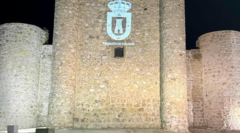 Castillo de Torrejón de Velasco Iluminación escudo