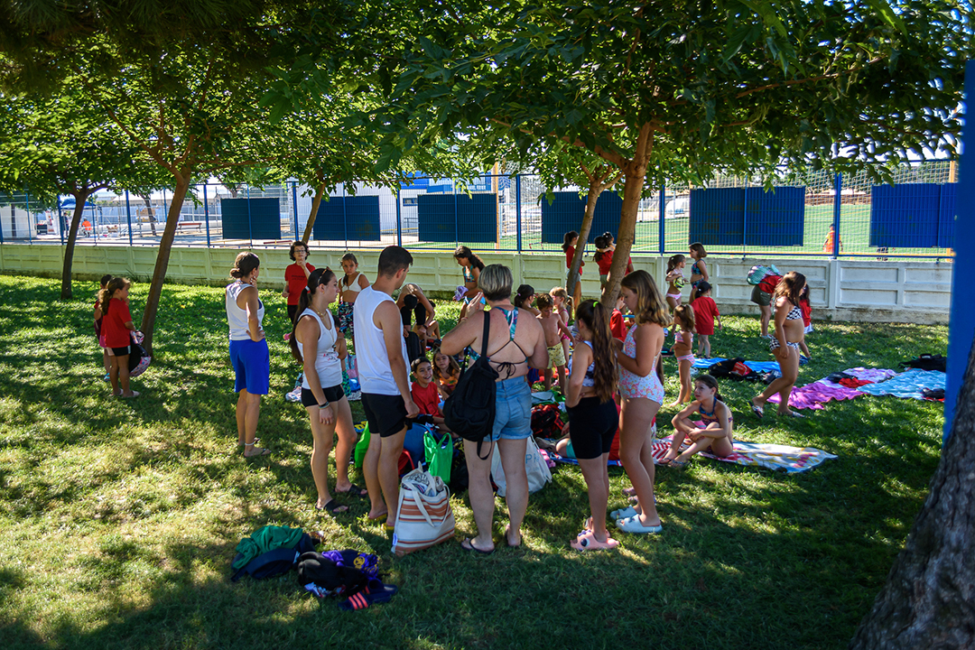 Peques de Yuncler en la piscina-1