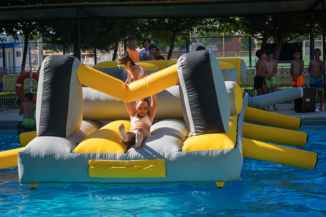 Peques de Yuncler en la piscina-15