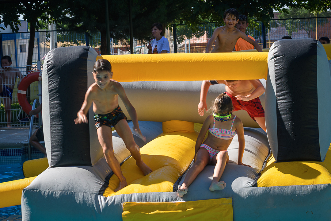 Peques de Yuncler en la piscina-17