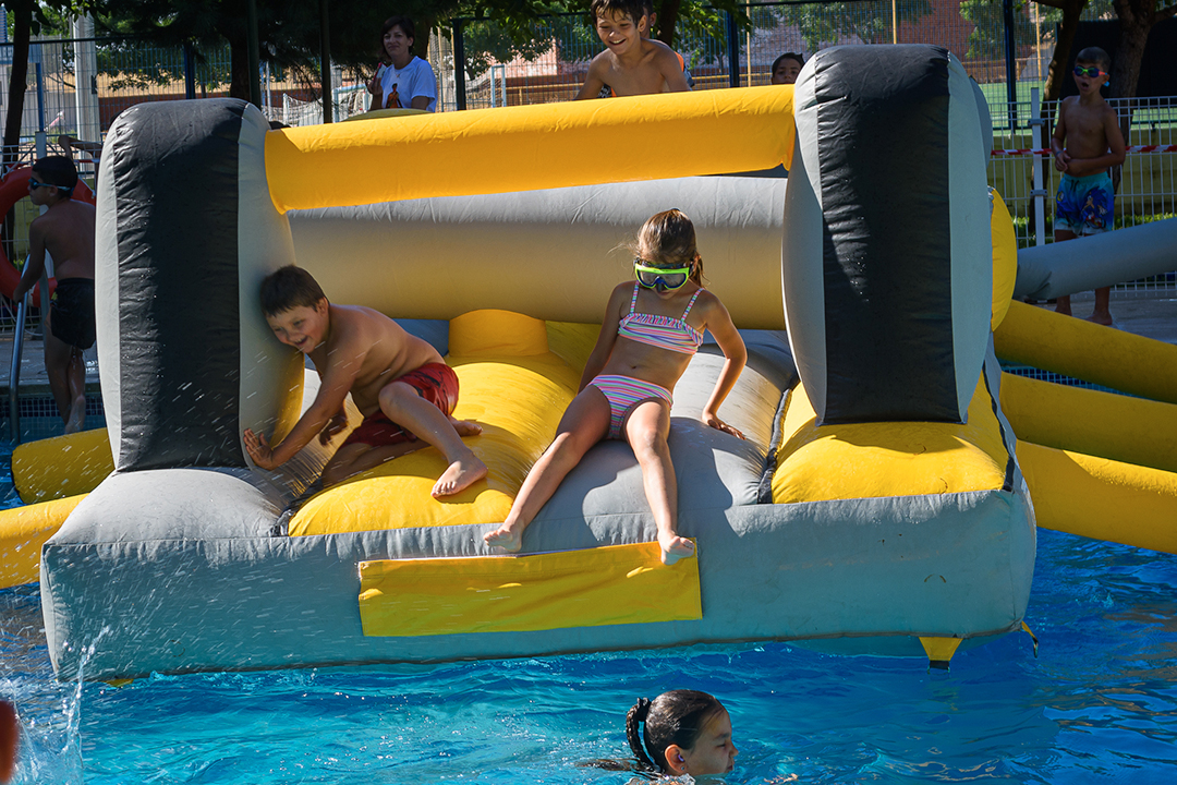 Peques de Yuncler en la piscina-18
