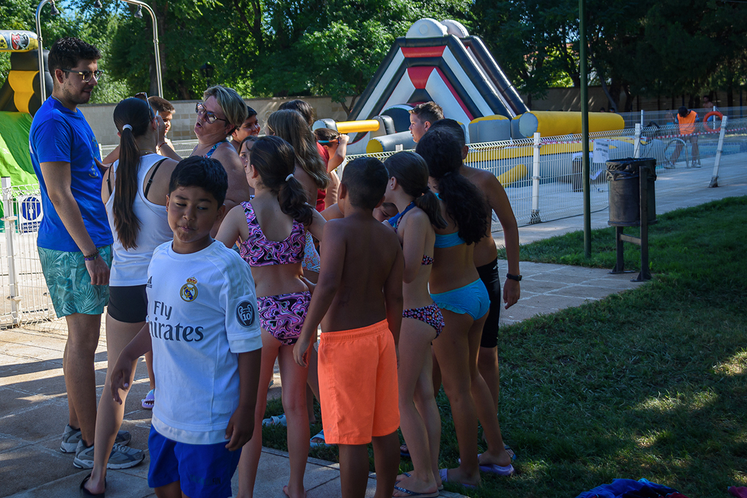 Peques de Yuncler en la piscina-2