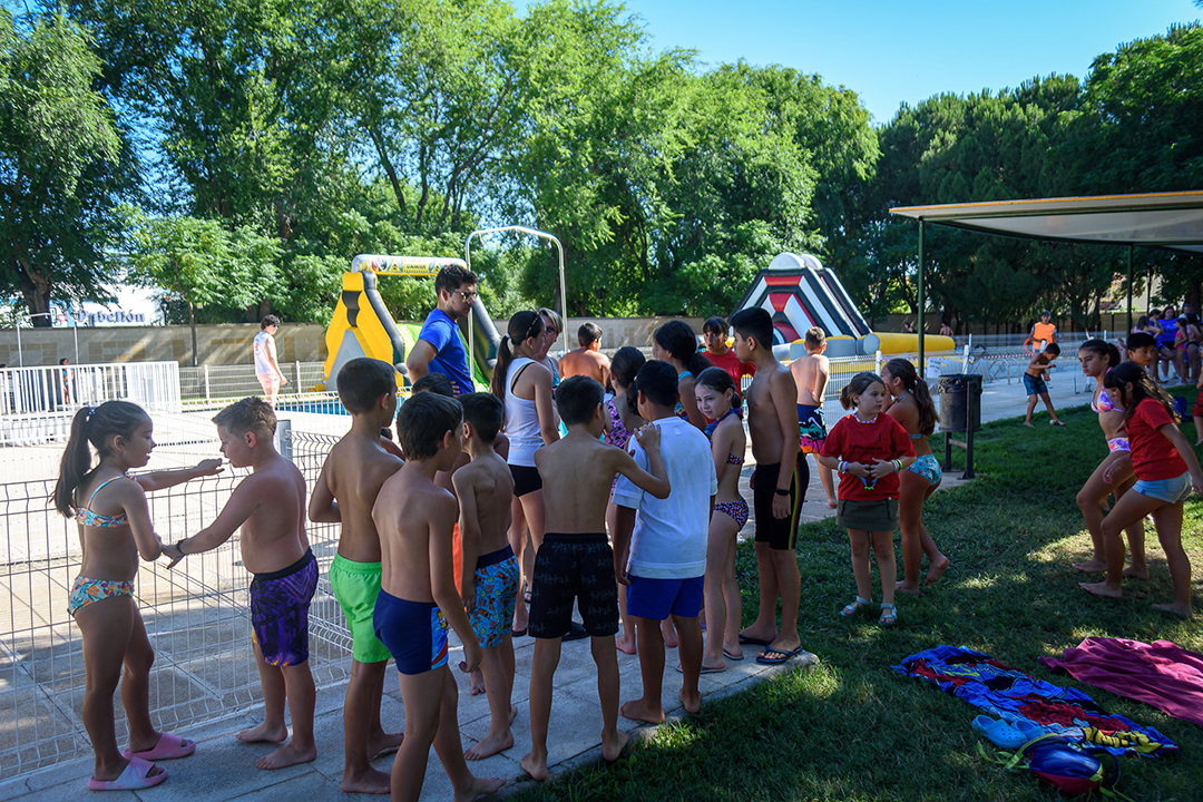 Peques de Yuncler en la piscina-3