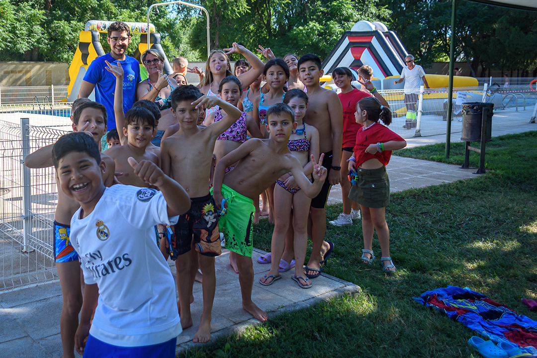 Peques de Yuncler en la piscina-4