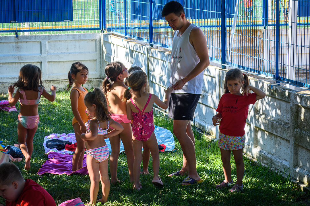 Peques de Yuncler en la piscina-5