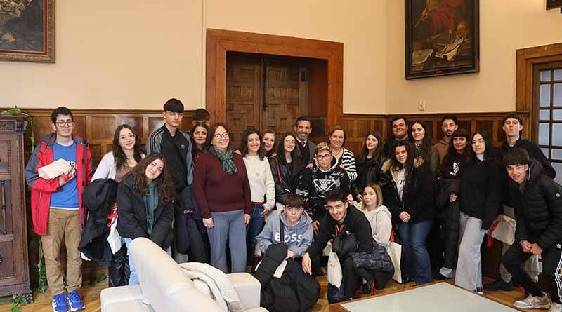 Estudiantes visitan la Diputación de Toledo y aprenden sobre su funcionamiento.