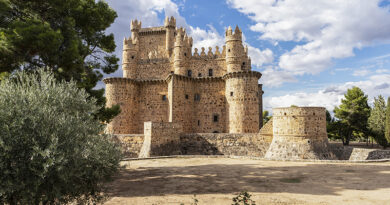 Castillo de Guadamur al atardecer, destacando su arquitectura medieval.