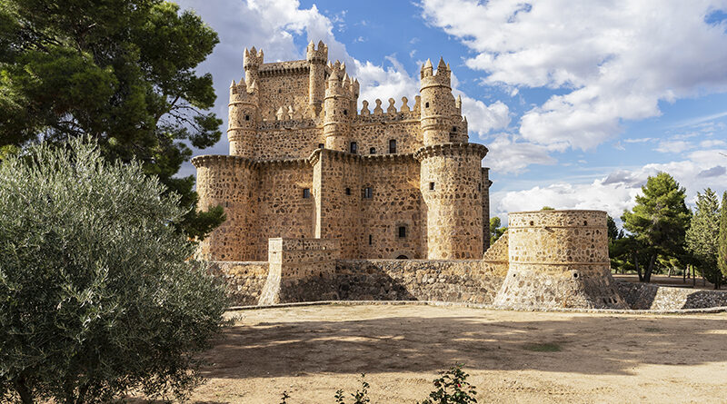 Castillo de Guadamur al atardecer, destacando su arquitectura medieval.