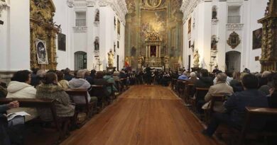 Banda de música tocando en el Certamen de Bandas de Música de Semana Santa en Toledo.