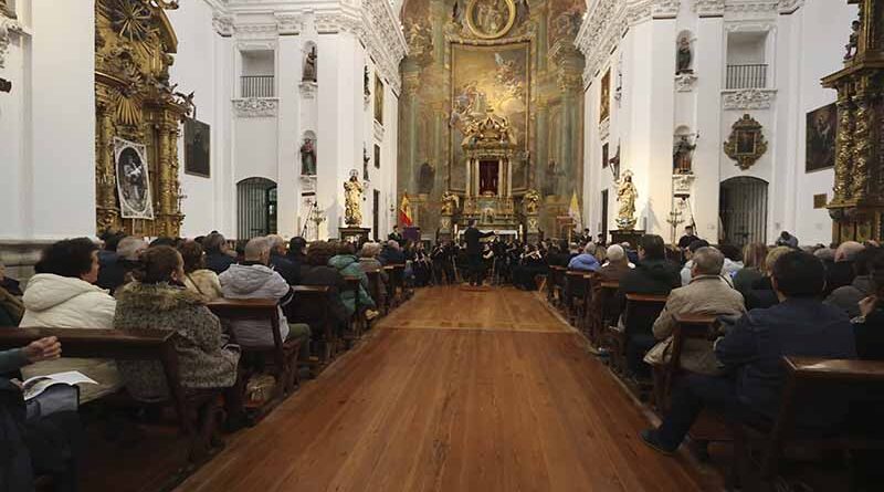 Banda de música tocando en el Certamen de Bandas de Música de Semana Santa en Toledo.