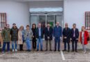 Representantes del SESCAM y el Ayuntamiento de Añover frente al centro de salud