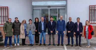 Representantes del SESCAM y el Ayuntamiento de Añover frente al centro de salud
