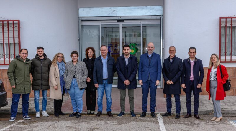 Representantes del SESCAM y el Ayuntamiento de Añover frente al centro de salud