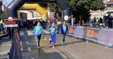 Participantes de la Legua Popular de Yeles rindiendo homenaje a Juan Manuel Hernández.