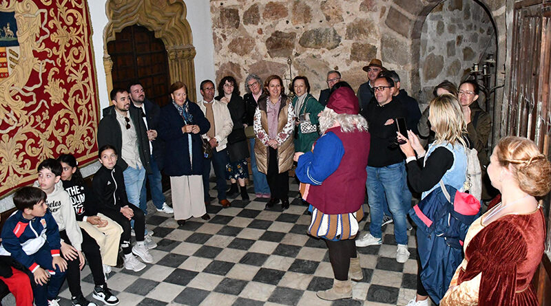 Vista panorámica del Castillo de Guadamur durante la visita teatralizada del proyecto '12 meses, 12 castillos'.