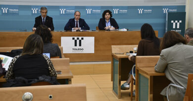 Representación de una familia vulnerable recibiendo ayuda.