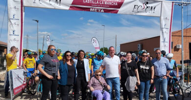 Pelotón de ciclistas jóvenes compitiendo en la II Vuelta Ciclista Cadete a Toledo por una carretera de Los Montes de Toledo, con el apoyo de la Diputación.