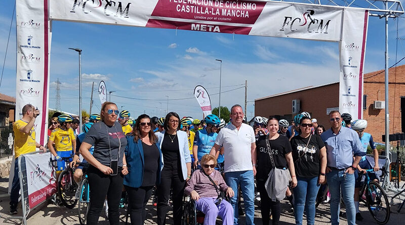 Pelotón de ciclistas jóvenes compitiendo en la II Vuelta Ciclista Cadete a Toledo por una carretera de Los Montes de Toledo, con el apoyo de la Diputación.