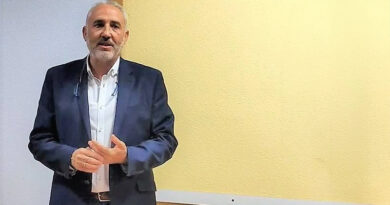 El alcalde de Pantoja, Julián Torrejón, junto a vecinos durante las patrullas vecinales organizadas por el reciente apagón eléctrico en el municipio.
