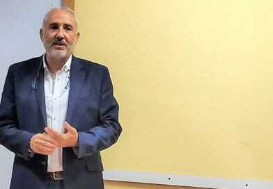 El alcalde de Pantoja, Julián Torrejón, junto a vecinos durante las patrullas vecinales organizadas por el reciente apagón eléctrico en el municipio.
