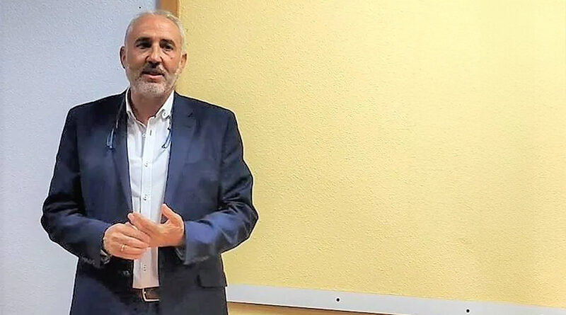 El alcalde de Pantoja, Julián Torrejón, junto a vecinos durante las patrullas vecinales organizadas por el reciente apagón eléctrico en el municipio.