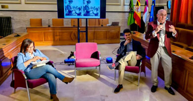 Jesús Gallardo, Mar G. Illán y Faustino Lara durante la presentación de la novela 'El Beso' en Toledo.