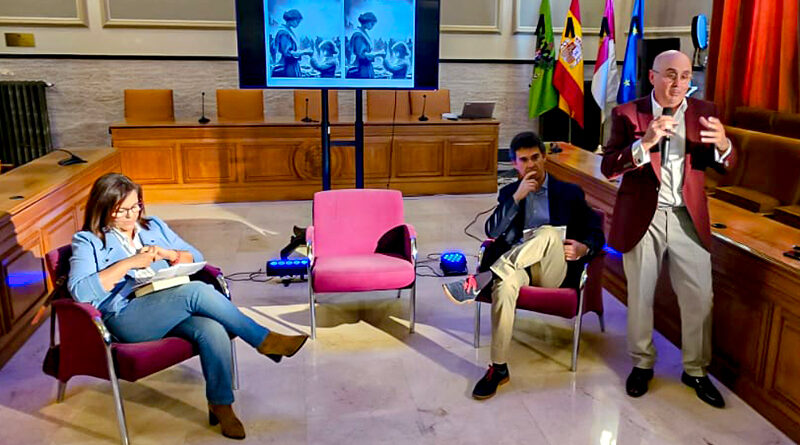 Jesús Gallardo, Mar G. Illán y Faustino Lara durante la presentación de la novela 'El Beso' en Toledo.