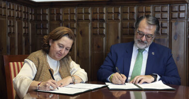 Firma del acuerdo de colaboración entre la Diputación de Toledo y la AECC contra el cáncer por Concepción Cedillo y Fernando Jou.